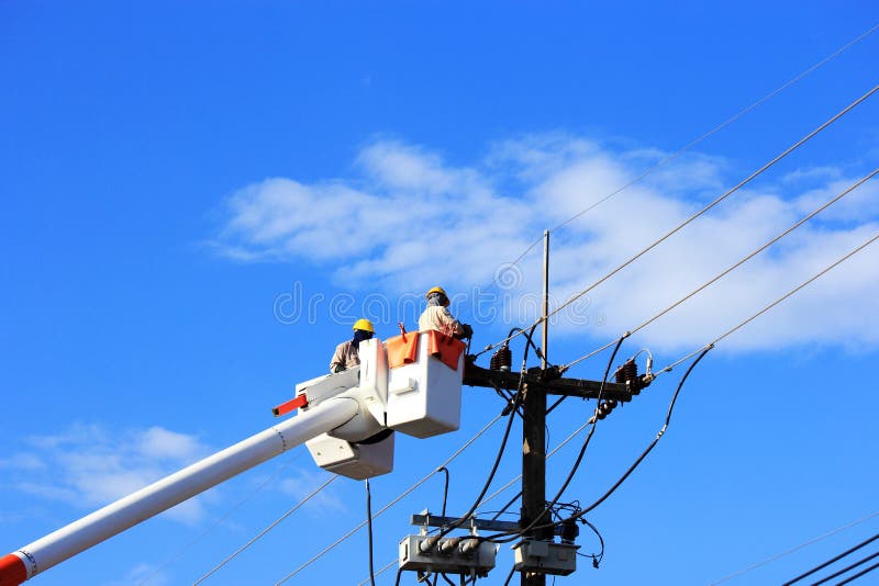 Elektrikář pochůzkář opravy elektrického systému na hydraulické plošině.