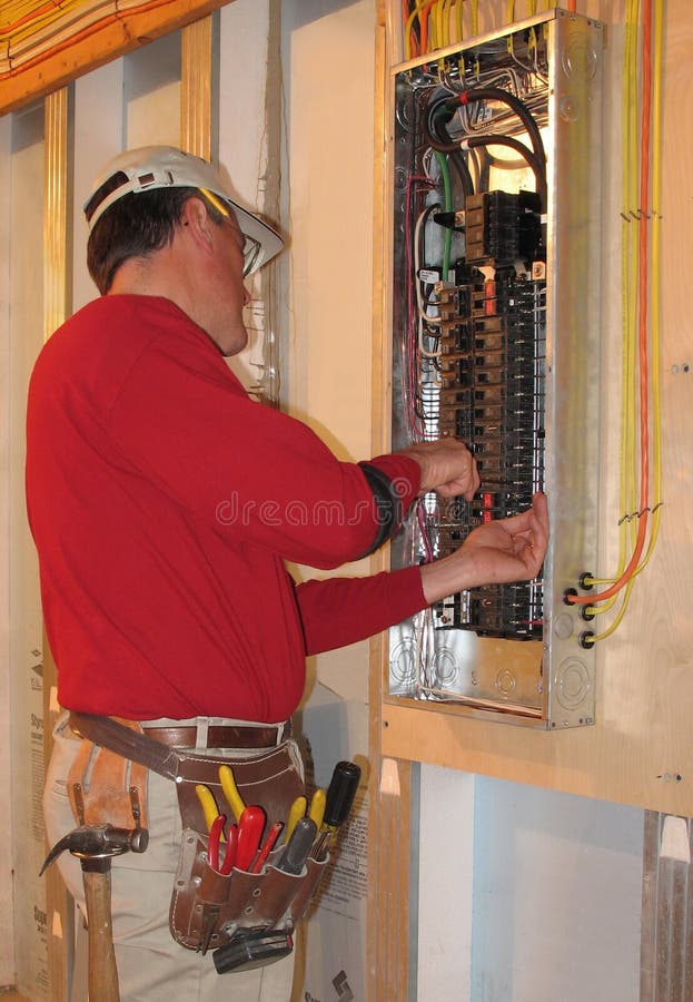 Elektrikář se spojení v hlavní elektrické panely.