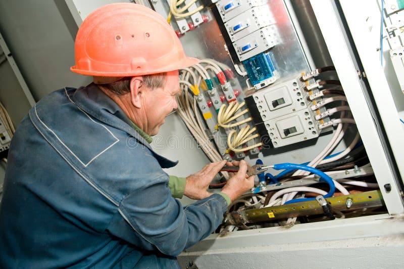 Uno electricista en negocios sobre el asamblea asamblea nuevo instalación.