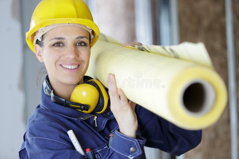 Electricista femenino con un plan de papel de rollo fotografía de archivo