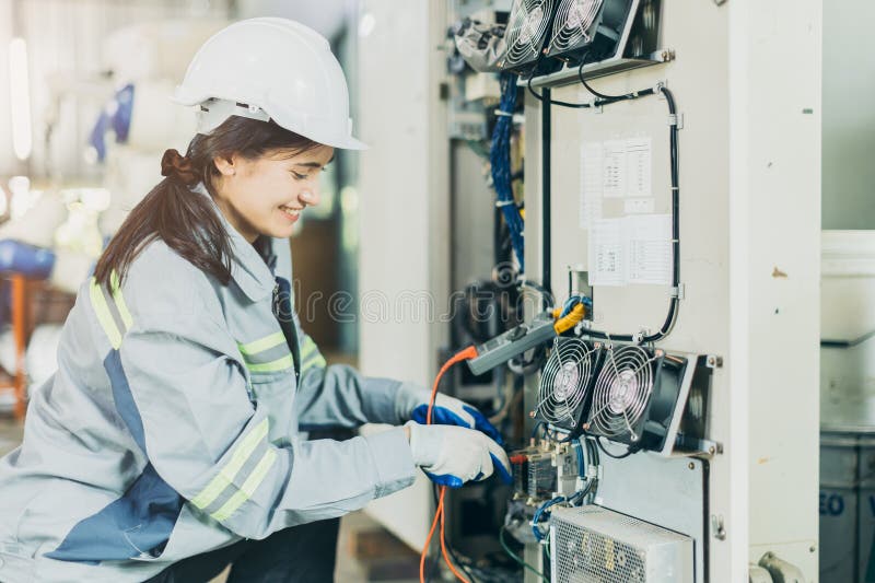 Electricista mujer trabajadora comprobar reparación mantenimiento servicio de reparación sistema eléctrico. pruebas de configuraci foto de archivo