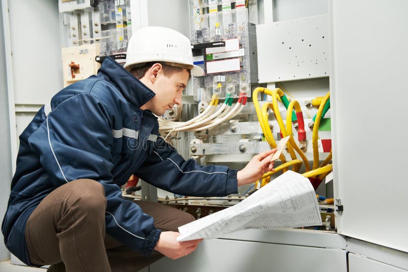 Electricista que controla la línea eléctrica de cableado imágenes de archivo libres de regalías Electricista que controla la línea eléctrica de cableado imágenes de archivo libres de regalías