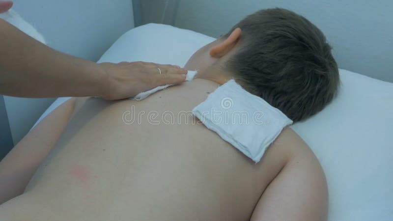 Electro stimulans i sjukgymnastik Positioneringelektroder för fysisk terapeut för lägre behandling för tillbaka muskel tio royaltyfri bild Electro stimulans i sjukgymnastik Positioneringelektroder för fysisk terapeut för lägre behandling för tillbaka muskel tio royaltyfri bild