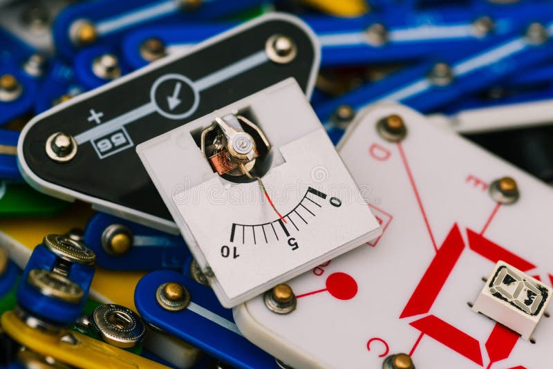 Electronic circuits and designer boards. The first experiments and the first steps in programming. The study of physics and robotics.