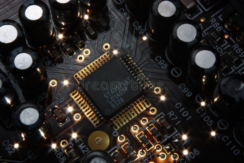 A closeup pohľad na elektronický mikročip na polovodičovom doska.