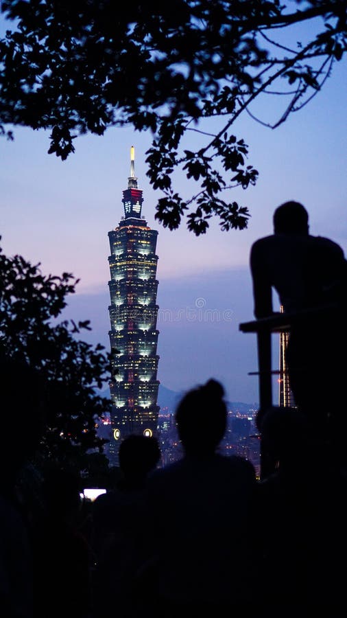 ELEFANT-BERG, TAIPEH/TAIWAN - 30. JULI 2018: Tourist, der auf die Oberseite des Elefant-Berges während des Sonnenuntergangs zusam lizenzfreie stockfotografie ELEFANT-BERG, TAIPEH/TAIWAN - 30. JULI 2018: Tourist, der auf die Oberseite des Elefant-Berges während des Sonnenuntergangs zusam lizenzfreie stockfotografie