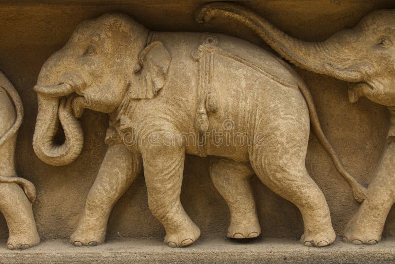 Elefanten går fris på fasad av bildhuset, Kelaniya, Sri Lanka royaltyfria foton Elefanten går fris på fasad av bildhuset, Kelaniya, Sri Lanka royaltyfria foton