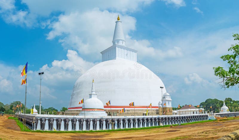 Elefanterna på Stupa royaltyfri foto Elefanterna på Stupa royaltyfri foto