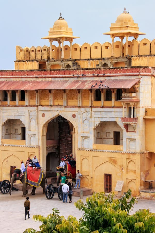 Elefantes adornados que inscriben a Suraj Pol en cour de la tubería de Jaleb Chowk foto de archivo libre de regalías Elefantes adornados que inscriben a Suraj Pol en cour de la tubería de Jaleb Chowk foto de archivo libre de regalías