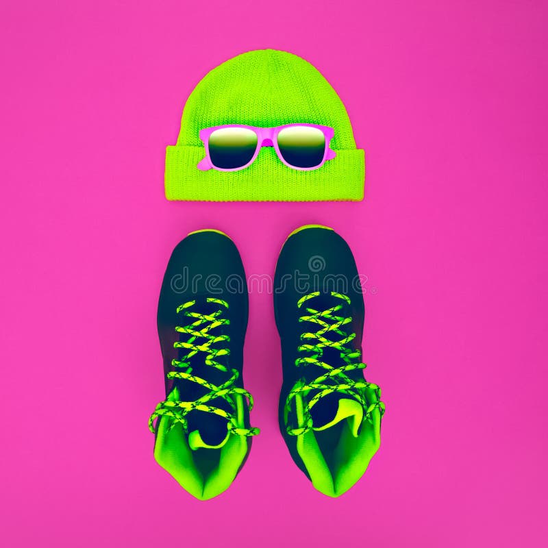 Eleganccy moda sporta akcesoria: sneakers, okulary przeciwsłoneczni, kapelusz dalej obraz stock Eleganccy moda sporta akcesoria: sneakers, okulary przeciwsłoneczni, kapelusz dalej obraz stock