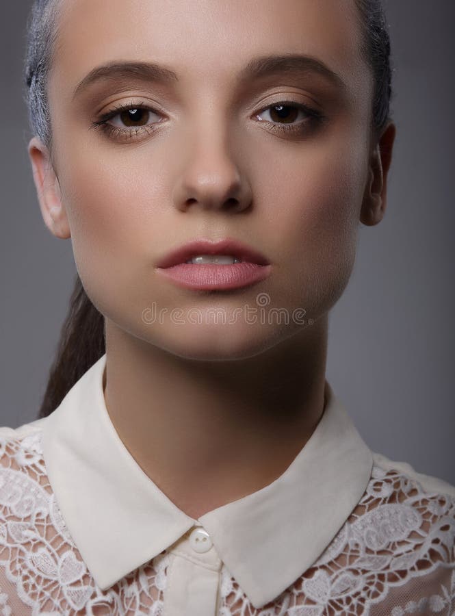 elegance Senhora carismática luxuoso com Lacy Collar branco foto de stock elegance Senhora carismática luxuoso com Lacy Collar branco foto de stock