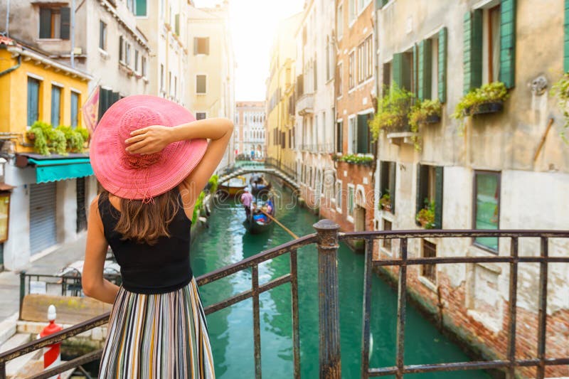 Elegancka kobieta cieszy się widok kanał w Wenecja