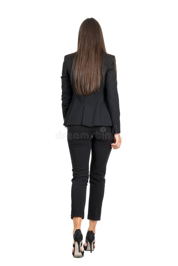 Elegancka kobieta w biznesowym czarnym kostiumu chodzącym daleko od odosobniony tylni widok biel obraz royalty free Elegancka kobieta w biznesowym czarnym kostiumu chodzącym daleko od odosobniony tylni widok biel obraz royalty free