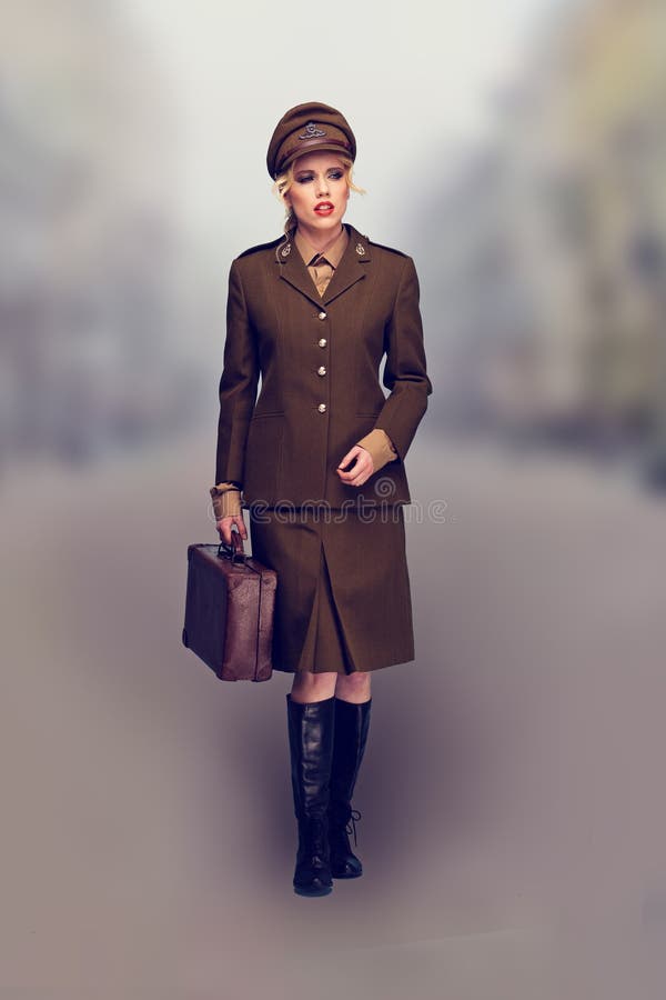 Elegancka kobieta w brown wojsko mundurze zdjęcia stock Elegancka kobieta w brown wojsko mundurze zdjęcia stock