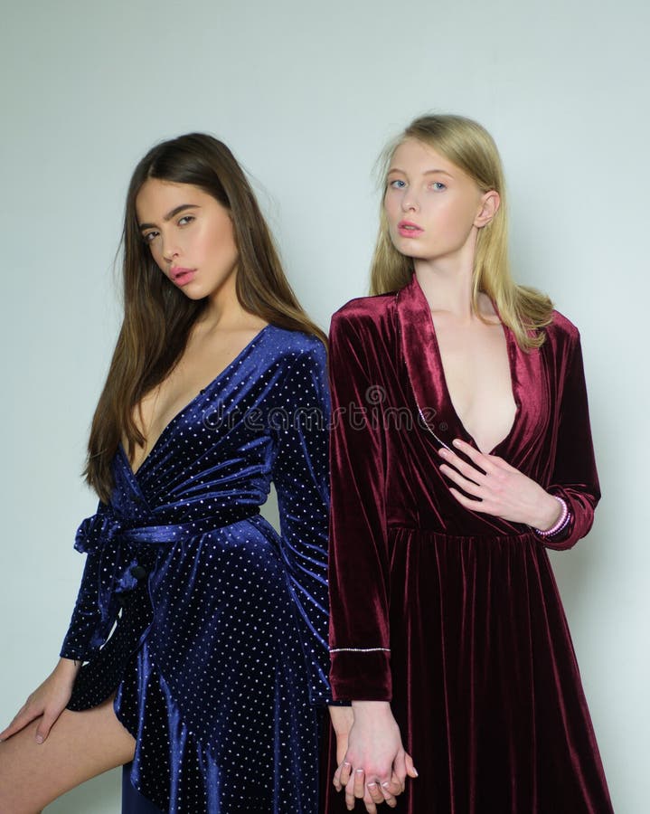 Elegancka kobieta w sukni wieczornej. formalny wygląd mody. piękna dziewczyna z długimi włosami i naturalnym makijażem. piękno i zdjęcie stock