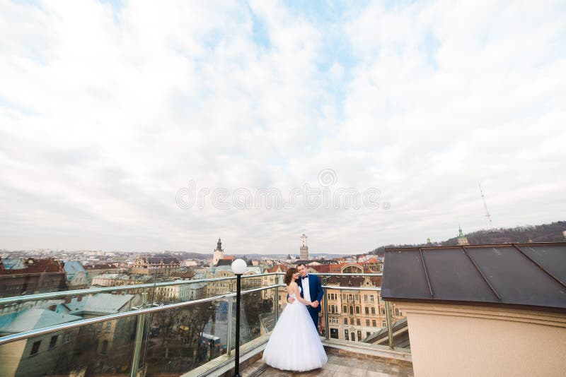 Elegancka luksusowa panna młoda i elegancki fornala przytulenie z czułością na tle stary miasto Lviv fotografia royalty free Elegancka luksusowa panna młoda i elegancki fornala przytulenie z czułością na tle stary miasto Lviv fotografia royalty free