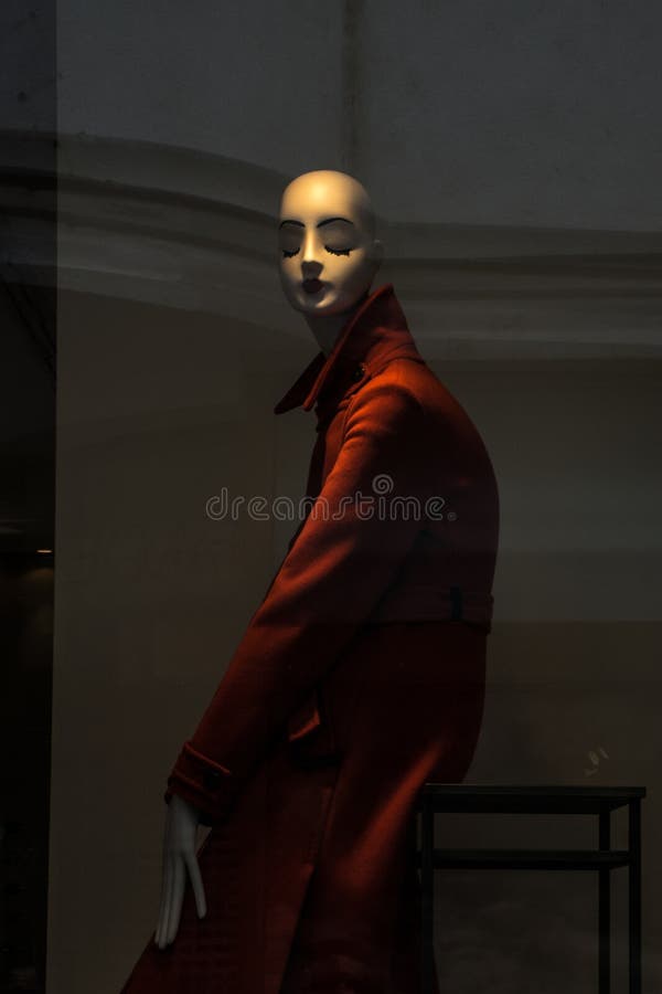 Elegancka mannequin atrapa ubierał w czerwieni w wystawie zdjęcia royalty free Elegancka mannequin atrapa ubierał w czerwieni w wystawie zdjęcia royalty free