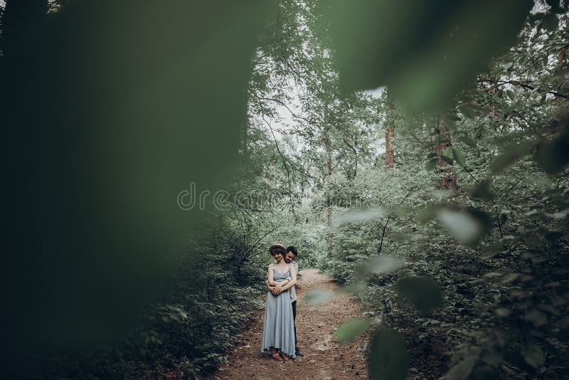 Elegancka modniś kobieta, mężczyzna pozuje w zielonym lato lesie i hap fotografia royalty free