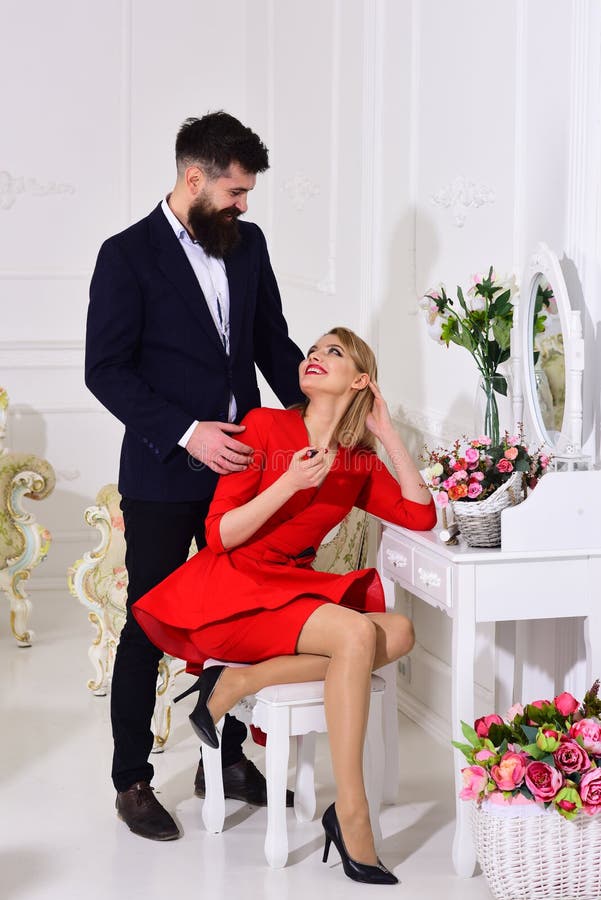 Elegancka para blisko toaletowego stołu, dama ruchliwie z uzupełnia, luksusowy wnętrze na tle Mężczyzna w kostiumu, kobieta chwyt fotografia stock Elegancka para blisko toaletowego stołu, dama ruchliwie z uzupełnia, luksusowy wnętrze na tle Mężczyzna w kostiumu, kobieta chwyt fotografia stock