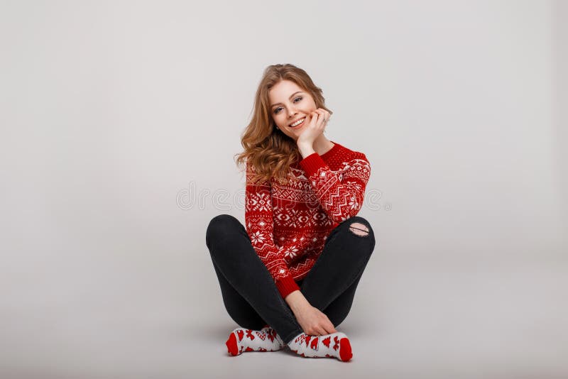 Elegancka piękna młoda kobieta w mody czerwieni dział pulower obraz stock Elegancka piękna młoda kobieta w mody czerwieni dział pulower obraz stock