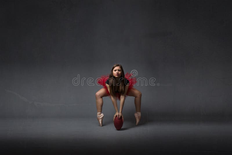 Elegancki gracz futbolu przygotowywający kopać zdjęcie royalty free Elegancki gracz futbolu przygotowywający kopać zdjęcie royalty free