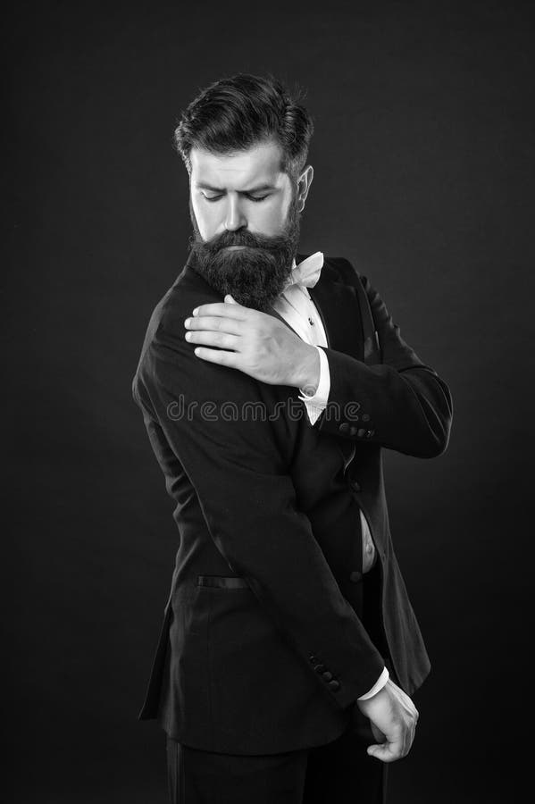 Elegancki kamerdyner ma łupież na tuxedo na czarnym tle elegancji obraz stock