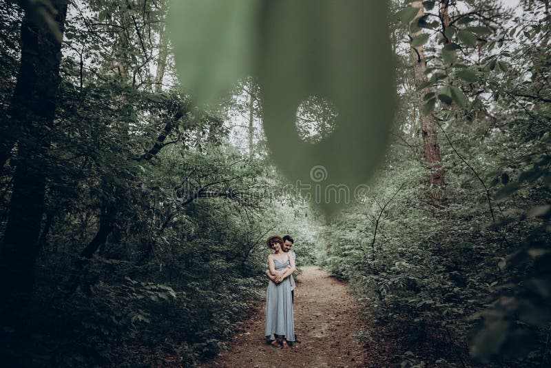 Elegancki modnisia państwo młodzi pozuje w zielonym lato lesie h fotografia royalty free