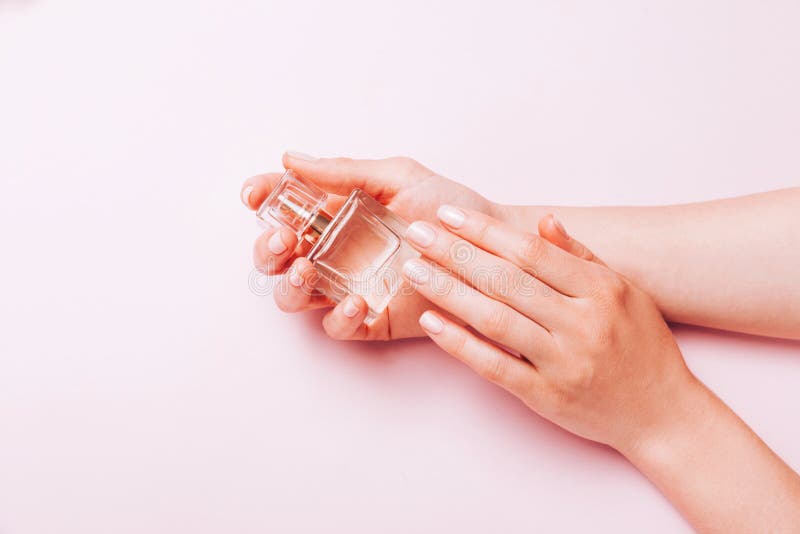 Elegancki modny ?e?ski manicure Kobiet ręki trzyma pachnidło butelkę na różowym tle Odg?rny widok, mieszkanie nieatutowy obraz stock Elegancki modny ?e?ski manicure Kobiet ręki trzyma pachnidło butelkę na różowym tle Odg?rny widok, mieszkanie nieatutowy obraz stock