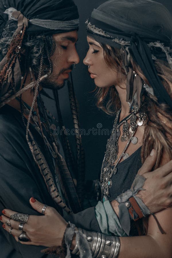Elegancki modny m?ody przystojny m??czyzna i kobieta gypsy mody poj?cie zdjęcia stock Elegancki modny m?ody przystojny m??czyzna i kobieta gypsy mody poj?cie zdjęcia stock