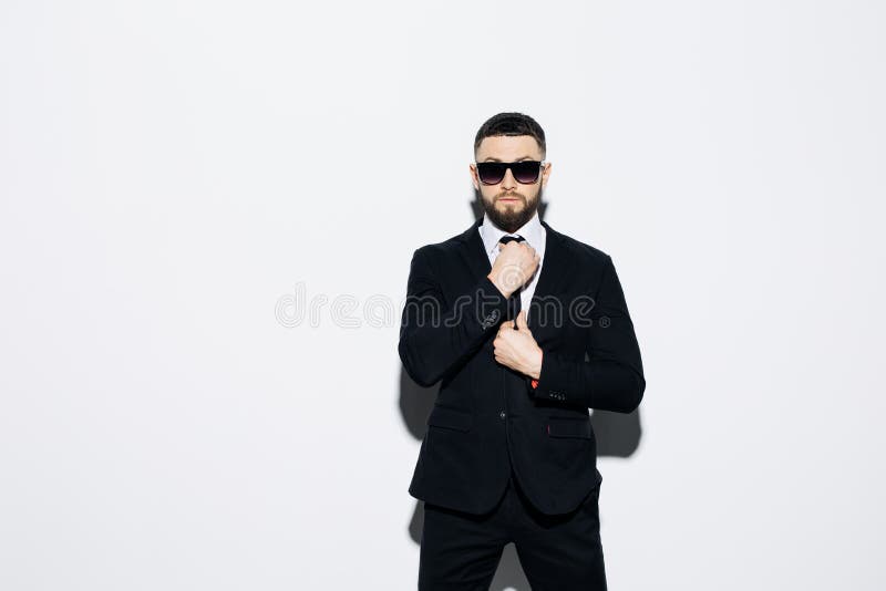 Elegancki młody człowiek w kostiumu i okularach przeciwsłonecznych długopis biznesowej stylu biała kobieta modny wizerunek zielon fotografia stock Elegancki młody człowiek w kostiumu i okularach przeciwsłonecznych długopis biznesowej stylu biała kobieta modny wizerunek zielon fotografia stock