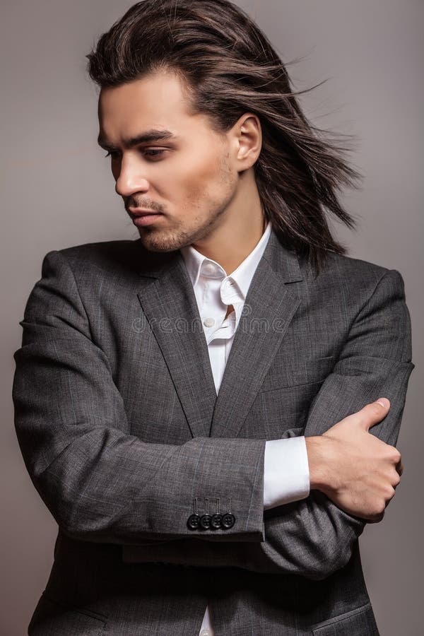 Elegancki młody przystojny mężczyzna. Pracowniany moda portret. obrazy stock