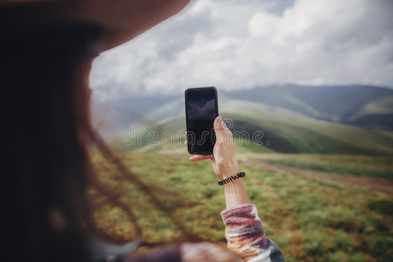 Elegancki podróżnik dziewczyny mienia telefon i brać fotografia zadziwiać zdjęcie stock Elegancki podróżnik dziewczyny mienia telefon i brać fotografia zadziwiać zdjęcie stock