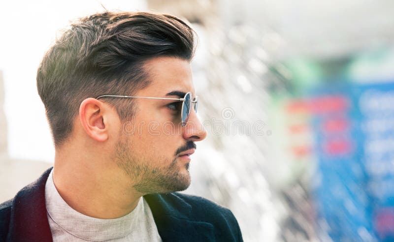 Elegancki prosty włosy Mężczyzna profil z okularami przeciwsłonecznymi zdjęcie stock Elegancki prosty włosy Mężczyzna profil z okularami przeciwsłonecznymi zdjęcie stock