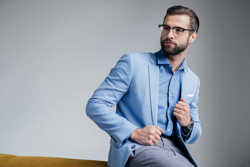 elegancki przystojny mężczyzna w eyeglasses i błękicie obraz stock elegancki przystojny mężczyzna w eyeglasses i błękicie obraz stock