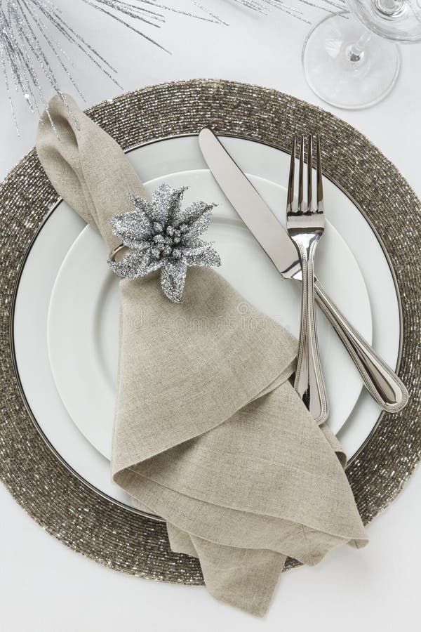 Eleganckiego nowego roku ` s bożych narodzeń lub wigilii miejsca wakacyjny położenie Świetny łomota stołowy wystrój fotografia stock Eleganckiego nowego roku ` s bożych narodzeń lub wigilii miejsca wakacyjny położenie Świetny łomota stołowy wystrój fotografia stock