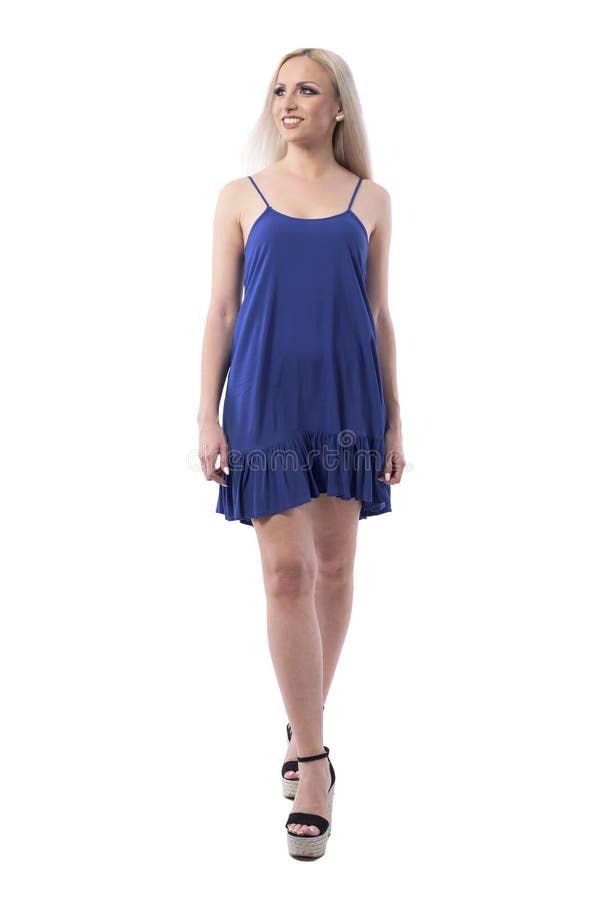 Elegant blond caucasië jonge vrouw in blauwe zomerjurk die lacht en wegkijkt royalty-vrije stock afbeeldingen Elegant blond caucasië jonge vrouw in blauwe zomerjurk die lacht en wegkijkt royalty-vrije stock afbeeldingen
