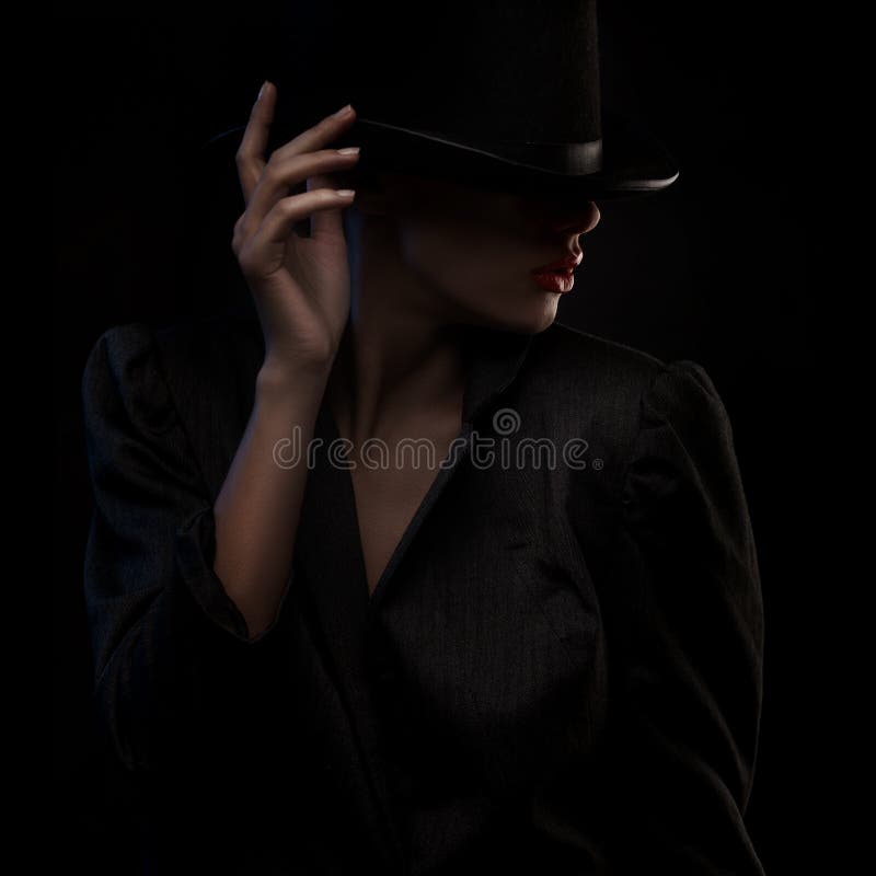 Elegant blond retro kvinna i hatt royaltyfri fotografi Elegant blond retro kvinna i hatt royaltyfri fotografi