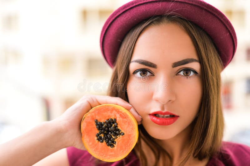 Retrato elegante una mujer perfecto productos cosméticos agotador sintió un sombrero posesión medio de próximo sobre el su.