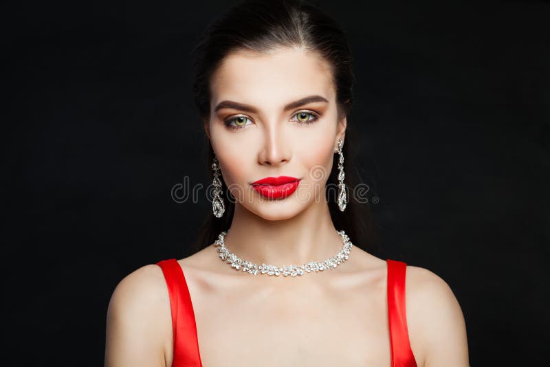 Make-up duel - Page 4 Elegant-brunette-woman-red-lips-makeup-diamond-necklace-earrings-black-background-elegant-brunette-woman-red-133787997