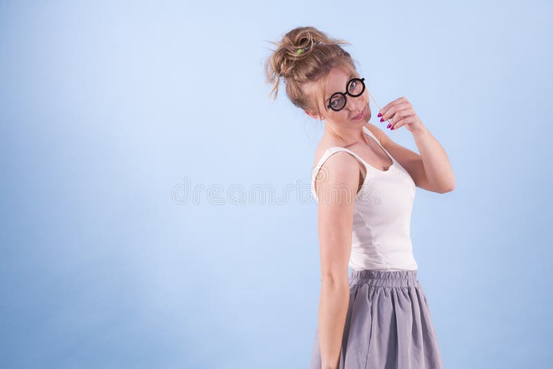 Elegant kvinna som l?tsar b?rande glas?gon arkivbilder Elegant kvinna som l?tsar b?rande glas?gon arkivbilder