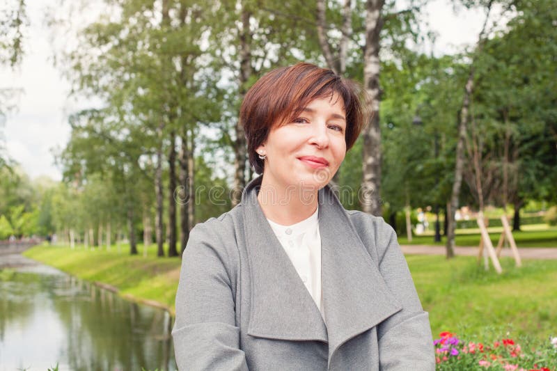 Elegant kvinnlig modell 45 gamla år Nätt mogen kvinna utomhus royaltyfri fotografi Elegant kvinnlig modell 45 gamla år Nätt mogen kvinna utomhus royaltyfri fotografi