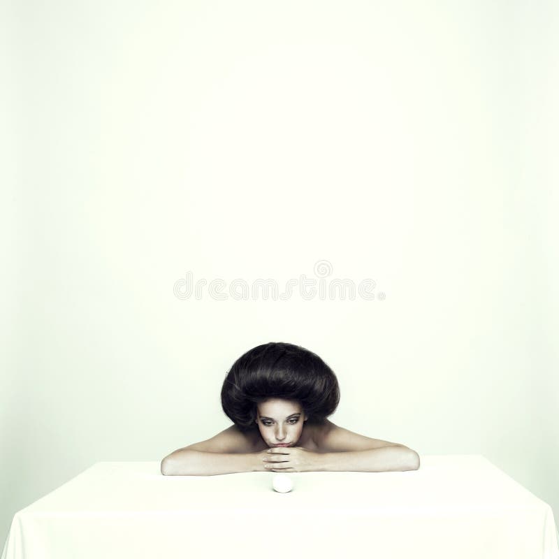 Elegant meisje aan tafel stock afbeelding