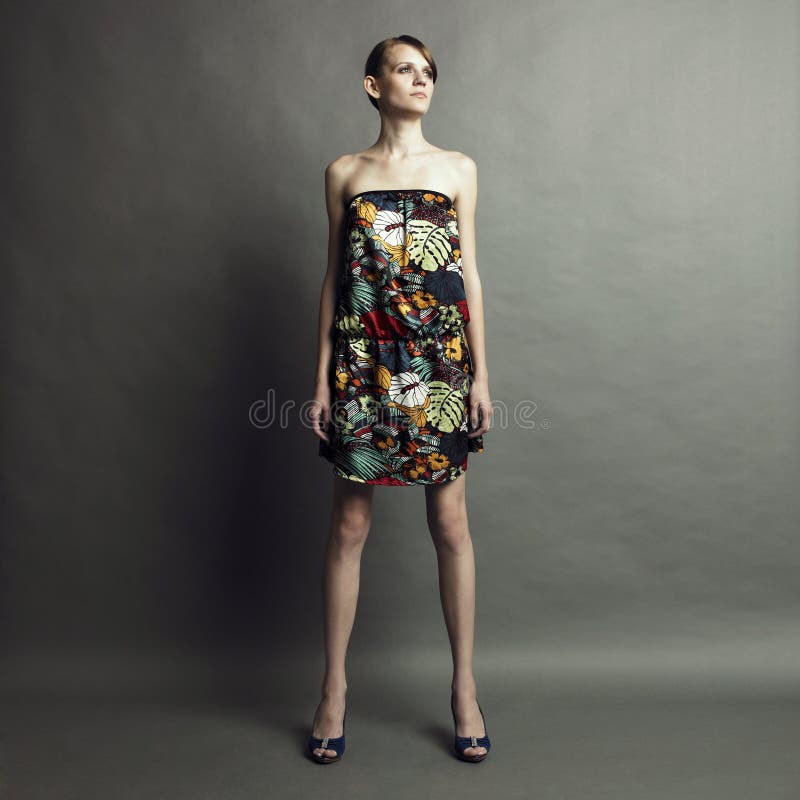 Elegante meisje in jurk royalty-vrije stock fotografie