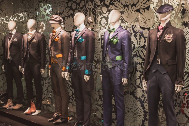 Elegant menswear på skärm på Si Sposaitalia i Milan, Italien royaltyfri foto Elegant menswear på skärm på Si Sposaitalia i Milan, Italien royaltyfri foto