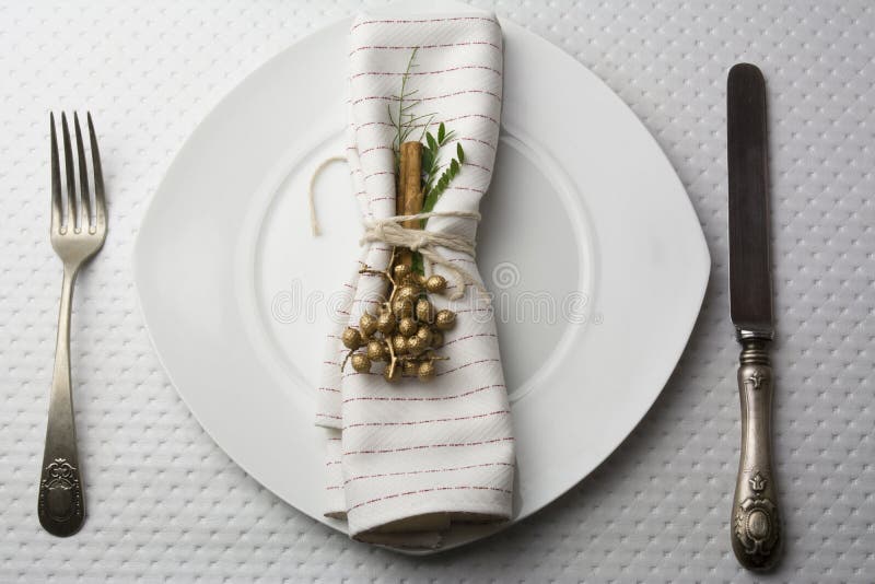 Elegant place setting white and gold