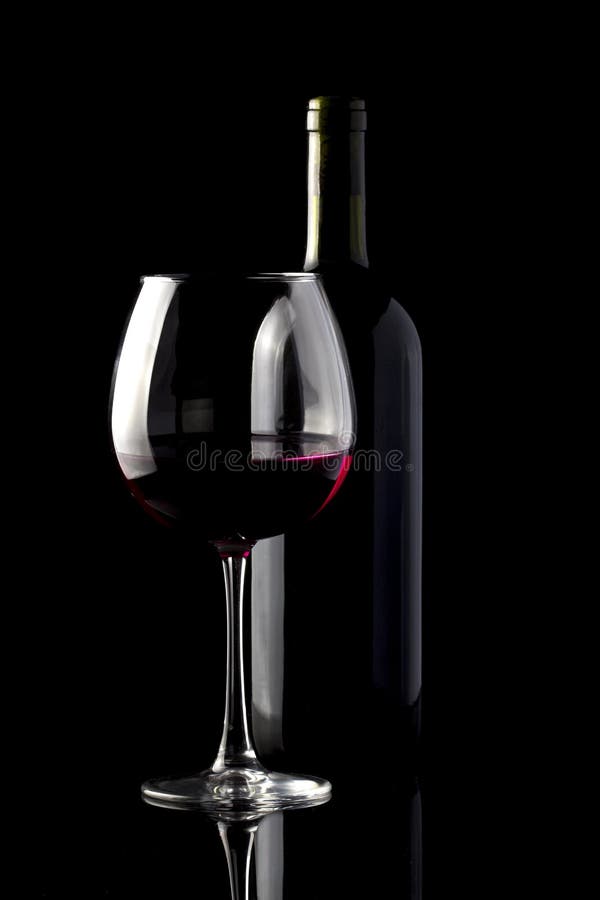 Elegant rode wijnglas en een wijnfles royalty-vrije stock foto Elegant rode wijnglas en een wijnfles royalty-vrije stock foto