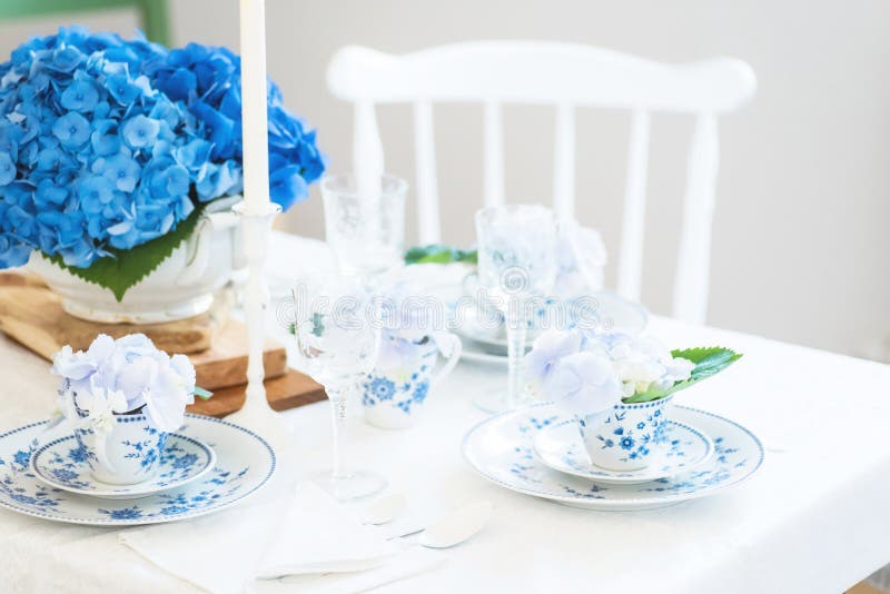 Elegant table setting with flowers