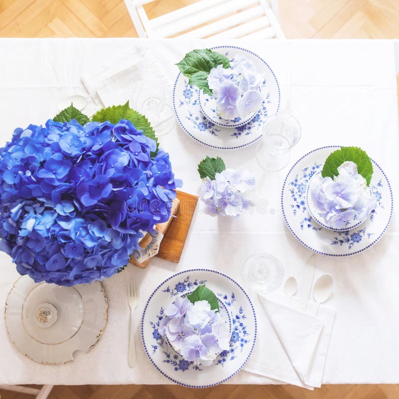 Elegant table setting with flowers