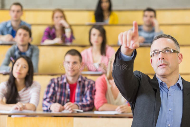 Elegante el maestro muestra lejos estudiantes sobre el Universidad una lectura sala.