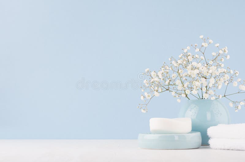 Elegant tillbehör för dressingtabell - att bry sig keramiska bunkar för mjuka pastellblått, vita blommor, produkter för hud och k